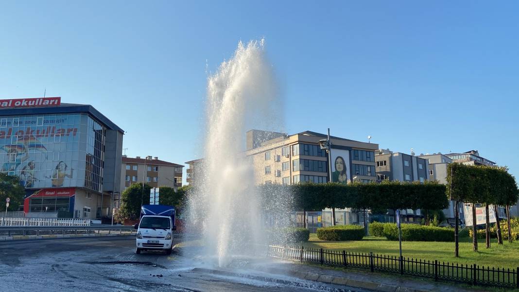 Yol bakım ekibi boruyu patladı! Su metrelerce yükseğe fışkırdı 8